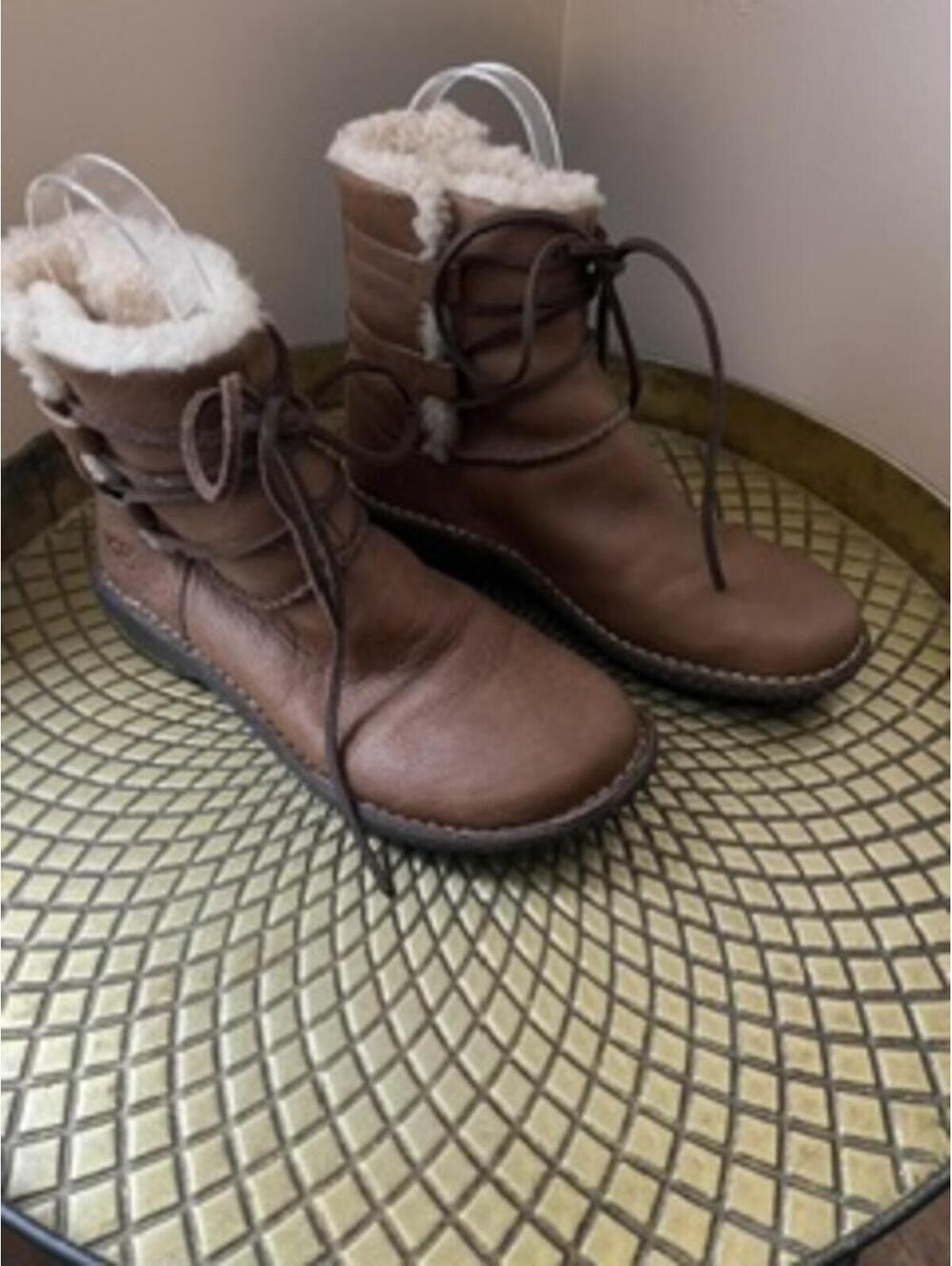 VTG UGG Caspia Brown Leather Shearling Lined Ankle Boots